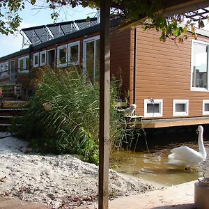 Bed & Breakfast Houseboat Between Windmills, Amsterdam